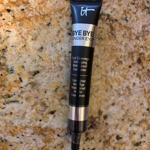 Bye bye Under Eye. It cosmetics concealer Light